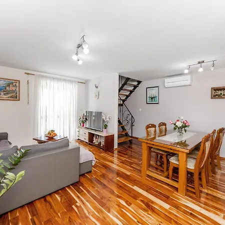 Cozy In Seget Donji בית נופש טרוגיר