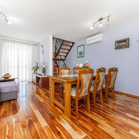 Ferienhaus Cozy In Seget Donji Trogir