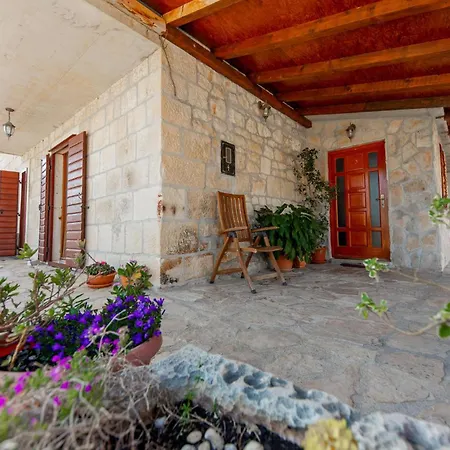 Дом отдыха Cozy In Seget Donji